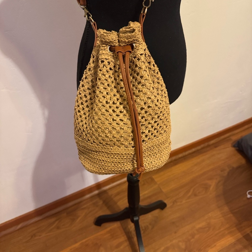 Stylish Tan Woven Bucket Bag - Picture 1 of 4